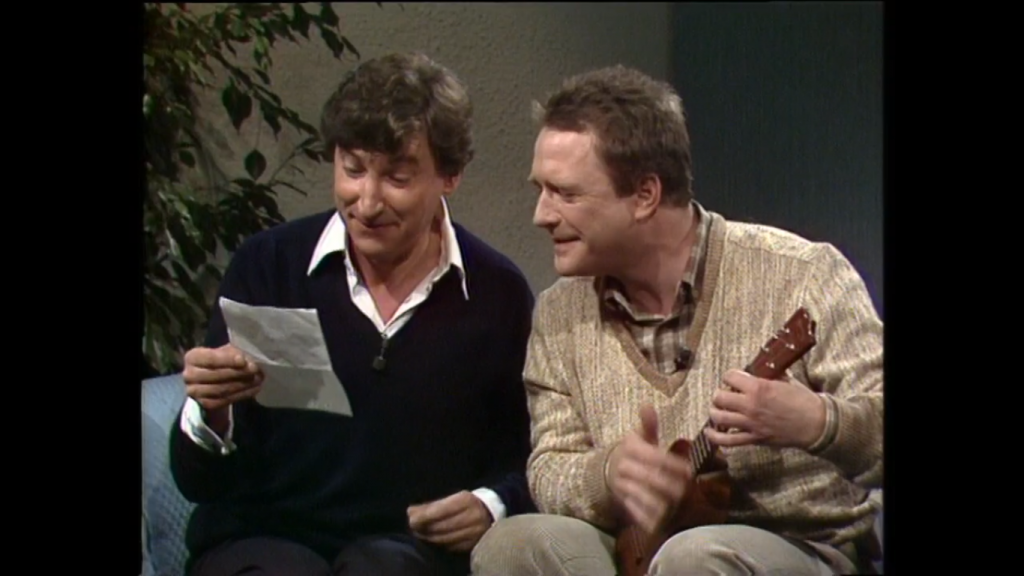 Brasse Brändström med ukulele tillsammans med Magnus Härenstam i TV-programmet "Gäst hos Hagge" 1983.