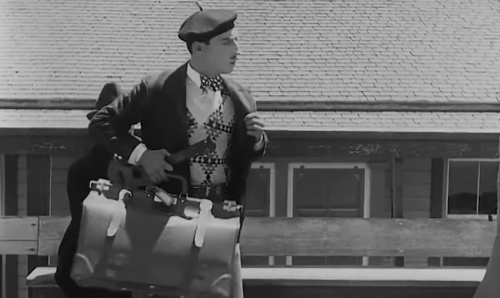 Buster Keaton spelar en yngling som återvänder till sin hembyggd från college.