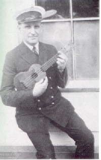 Dick Konter i fin-uniform med ukulele